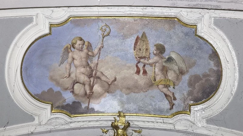 Angeli con pastorale e mitra